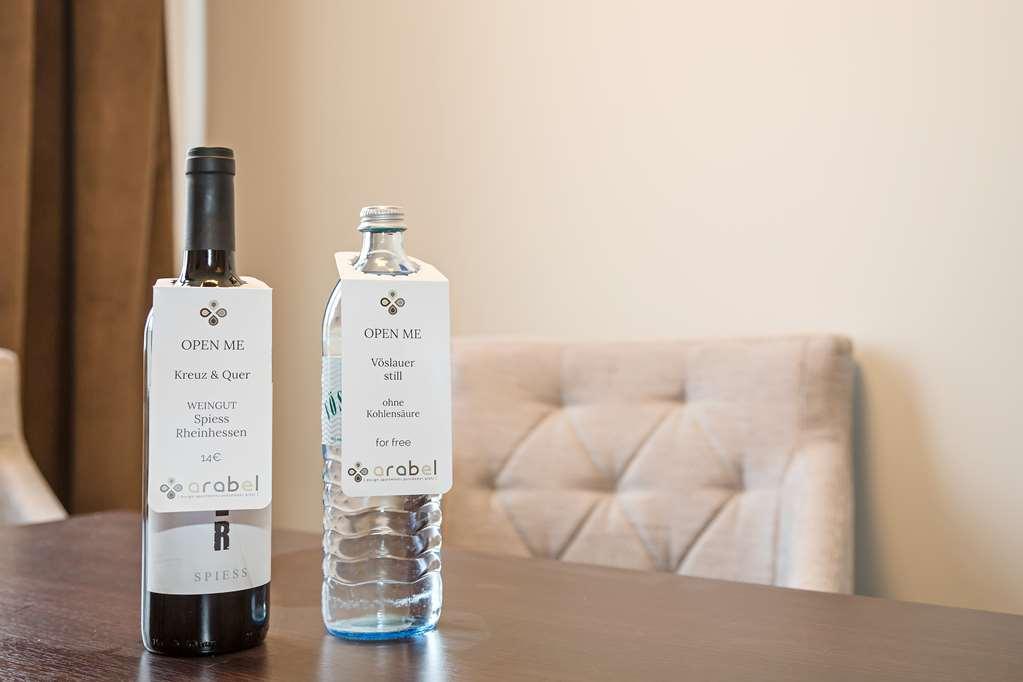 Arabel Design Apartments Berlin Chambre photo A bottle of wine and a bottle of water