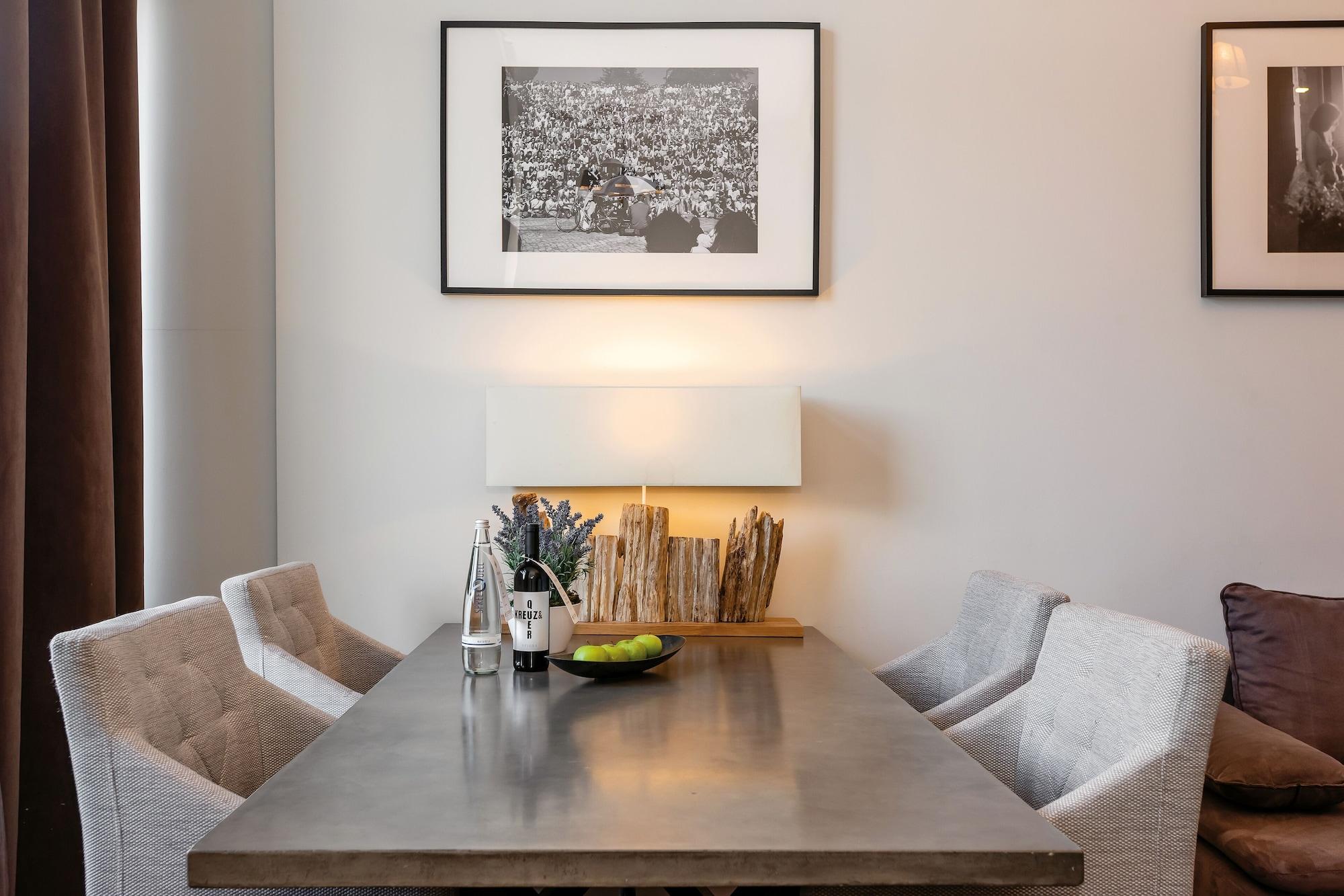 Arabel Design Apartments Berlin Extérieur photo A dining room table
