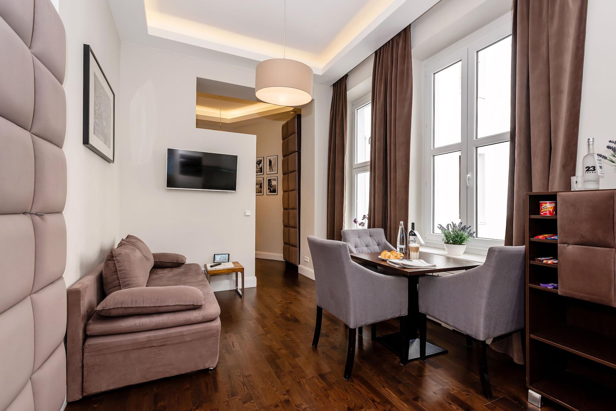 Arabel Design Apartments Berlin Extérieur photo A living room with a sofa and a dining table